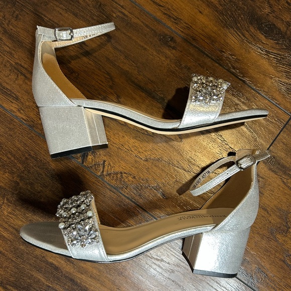 Devon Sandal by Benjamin Walk Touch Ups - Silver Metallic Heels - Size 7.5 - Picture 4 of 9